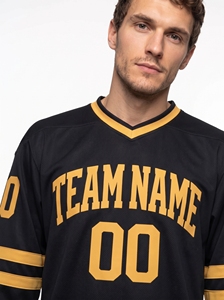 Camiseta de Hockey sobre Hielo Negra y Dorada para Hombre, Cuello en V, Manga Larga, Transpirable, de Malla, 100% Poliéster AR Tex, con Impresión del Nombre del Equipo - Product Image 6