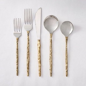 Nouvel arrivage : Ensemble de couverts en acier inoxydable de 5 pièces, poli miroir avec design martelé, manche doré, pour la maison, l'hôtel et le restaurant - Product Image 3