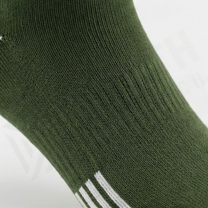 Chaussettes rayées vertes jusqu'aux genoux avec bandes jaunes et blanches, chaussettes de basket-ball en coton respirant pour adultes, à porter en été - Product Image 5