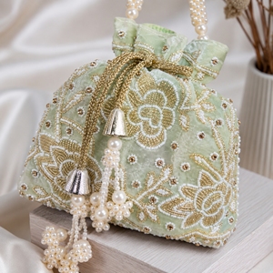 Sac Potli brodé floral avec pompons perlés, pochette cadeau artisanale pour mariage et fêtes - Product Image 6