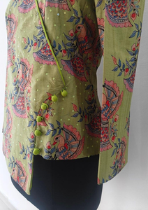 Top con estampado Madhubani y botones de tela – Túnica floral verde oliva para mujer - Product Image 3