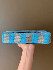 Pochette de soirée artisanale à motif damier, ornée de perles cerises faites à la main. Sac à main tendance - Product Image 2