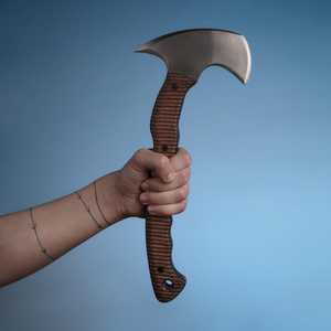 Hache avec lame en acier au carbone et manche en bois pour la survie - Product Image 1