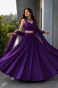 Ensemble Lehenga Choli en soie violette avec dupatta brodée de miroirs pour femmes - Product Image 3