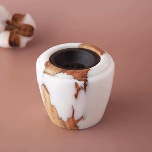 Brûleur d'encens artisanal en résine écologique avec incrustations de bois naturel, design côtelé, insert en métal noir, décoratif et aromatique - Product Image 2