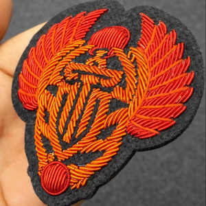 Patch brodé à la main en fil métallique 3D de luxe sur mesure, résistant à l'eau, respectueux de l'environnement, base en feutre de qualité supérieure - Product Image 4
