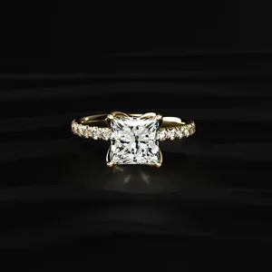 Bague tendance en diamant taille princesse, solitaire de laboratoire, motif floral avec bande pavée, look royal spécial pour femme, en vente à l'exportation. - Product Image 1