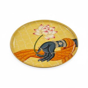 Plaque en laiton poli présentant un design artistique de bassin de lotus rose peint, motif artistique en métal Pichwai disponible à prix de gros. - Product Image 5