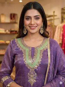 Elegante Conjunto de Kurta y Pantalón de Tela Texturizada con Dupatta con Trabajo de Espejos y Lentejuelas – Colección Festiva - Product Image 2