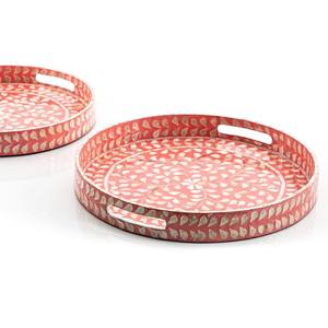 Bandeja redonda decorativa de nácar rojo melocotón con mosaico de conchas con patrón botánico y prácticas asas laterales - Product Image 2