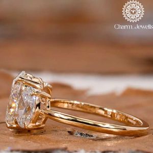 Charm_Jewells Bague de fiançailles classique pour femme en or rose avec trois pierres ovales en moissanite et sertissage à griffes - Product Image 4