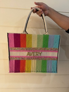 กระเป๋าโท้ทปักลายด้วยมือ Avery พร้อมซับในผ้าฝ้าย ดีไซน์แบบโบฮีเมียน ปิดด้วยกระดุม สายสะพายเดี่ยว ลายทางหลากสี - Product Image 1