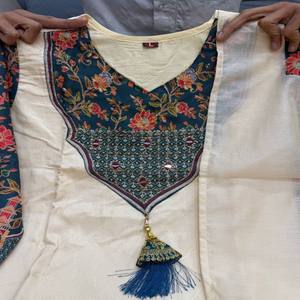 Ensemble de costume VASTRA COTTAGE en tissu Banarasi pur avec col en jacquard Zari fait main, pantalon soyeux et dupatta pour occasions festives - Product Image 4