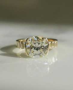 แหวนเพชรทรงคุชชั่น 2.01 กะรัต ประดับเพชรทรงบาแก็ตต์ด้านข้าง ทองคำแท้ 14K ของขวัญงานหมั้นสุดหรูสำหรับเจ้าสาว - Product Image 1