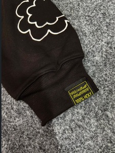 Sweat à capuche oversize streetwear hip-hop personnalisé noir à motif floral, imprimé lettres script et design floral, fermeture éclair intégrale - Product Image 2
