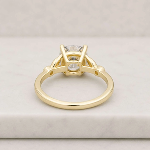 Anillo de compromiso con diamante talla cojín en oro amarillo con engaste de puntas, joyería fina clásica para mujer - Product Image 4