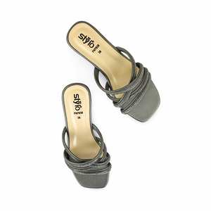 Pantoufles de sport gris pour femmes FN7938 - Product Image 1