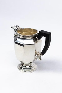 Pichet en argent de designer avec poignée noire et forme unique, parfait pour la table à manger et l'hôtellerie, vente en gros depuis l'Inde - Product Image 5