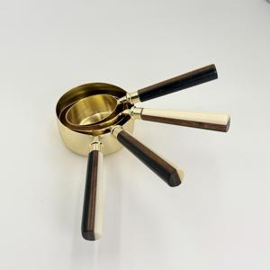 Ensemble de 4 tasses et cuillères à mesurer numériques personnalisées en acier inoxydable avec poignée en résine pour la cuisine et la pâtisserie - Product Image 2