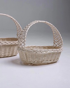 Panier en osier blanc tissé à la main avec poignée, parfait pour la décoration de mariage, les paniers de pique-nique, le rangement et les cadeaux. - Product Image 1