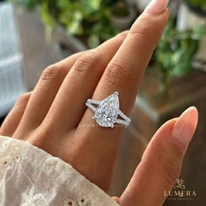 Bague de fiançailles de luxe en or massif, diamant en forme de poire certifié IGI, bord pavé de diamants de laboratoire, élégante monture à double anneau - Product Image 5