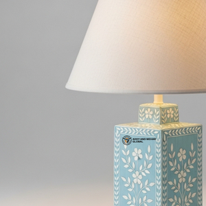 Lampe de table artisanale avec incrustation florale bleue |   Éclairage décoratif design pour la maison - Product Image 5