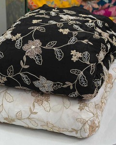 Tissu en soie brodé de perles très demandé pour foulards, châles et étoles de luxe, et pour la mode de créateurs, disponible à la vente - Product Image 6