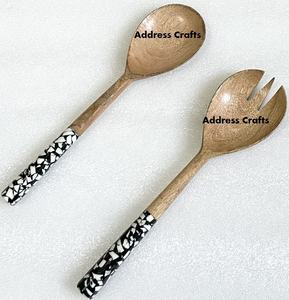 Cuchara de servidor de ensalada de madera de alta calidad hecha a mano india con mango de resina blanca y negra para uso doméstico en hoteles o restaurantes - Product Image 1