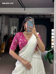 ชุดเลเฮนกา โจลี และผ้าคลุมไหล่ลายลูกไม้โกต้าปาตติ ดีไซน์ลายนูน ประดับด้วยหินอ่อนคุณภาพเยี่ยม ดูสง่างาม จากซัพพลายเออร์ในอินเดีย - Product Image 6