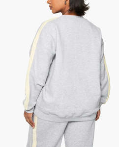 เสื้อสเวตเชิ้ตผู้หญิง OEM ODM ผ้าฝ้าย 100% คอกลม หนานุ่ม น้ำหนัก GSM สูง ทรงโอเวอร์ไซส์ ไหล่ตก สไตล์สตรีทแวร์ - Product Image 5