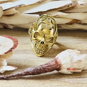 Bague Tête de Mort Tendance et Élégante, Bijou Gothique en Laiton pour Homme, Plaqué Or 18 carats, Motif Flamme Filigranée, Style Punk Biker, Pour Vente en Gros/OEM/ODM - Product Image 1