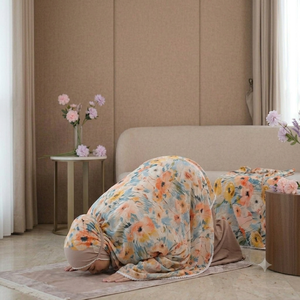 Vestido de Oración Musulmán de Lujo con Estampado Floral en Acuarela, Suave Rayón Premium, Conjunto Mukena con Ribete de Encaje y Bolsa con Cordón a Juego - Product Image 3