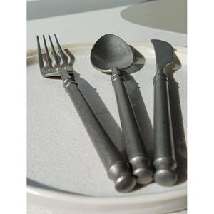 Ensemble de couverts en métal antique en étain, 3 pièces (cuillère, fourchette, couteau) pour hôtels et événements, designs personnalisables - Product Image 2