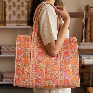 Bolso Tote Acolchado de Algodón Beige Hecho a Mano, Bolso de Hombro con Estampado Floral Naranja y Rosa con Ribete a Rayas, Obra Maestra de Alta Costura - Product Image 4