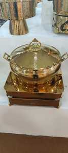 Juego de cubiertos de acero inoxidable martillado Royal con acabado espejo sostenible y bandeja para calentar con asas y tapa doradas para fiestas - Product Image 3