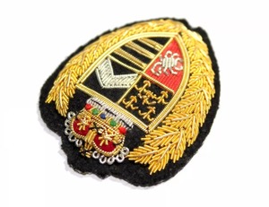 Parche de escudo bordado personalizado, insignia para coser, tela con hilo dorado, patrón irregular, aplicación decorativa para prendas - Product Image 5