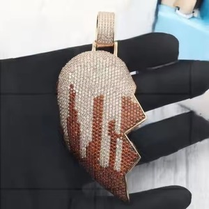 Colgante Corazón Roto Iced Out Bicolor Rojo y Blanco con Moissanita, Colgante Hip Hop, Colgante de Plata 925, Colgante Bling para Rapper - Product Image 1