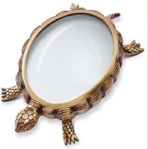 Lupa de latón con forma de tortuga, con tallado detallado en la carcasa, disponible a precios de mayorista para decoración del hogar. - Product Image 1