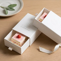 Boîte d'emballage en papier personnalisée avec logo pour gâteau dessert tiramisu aux fruits en couches, biscuits et mousse, imprimée numériquement