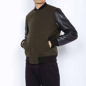 Veste universitaire d'hiver personnalisée avec logo, manches en cuir, broderie noire, pour couple, style baseball, veste Letterman pour homme avec lettres sur le devant - Product Image 2