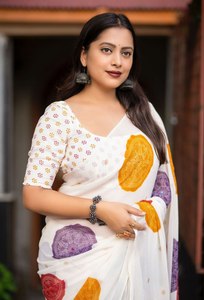 Sari de Georgette Premium Estampado con Borlas Tradicionales Pallu y Blusa Estampada sin Coser a Juego, 6.30 Metros - Product Image 4