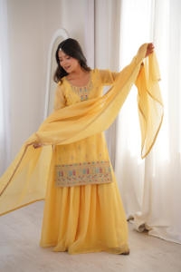 Último Diseño: Conjunto Salwar Sharara Étnico Festivo Amarillo Bordado para Mujer, Ideal para Bodas y Fiestas de Otoño, con Dupatta Pesado - Product Image 2