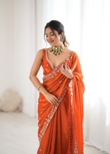 Sari en soie Fandy avec broderie de fils et de sequins, accompagné d'un haut assorti avec broderie de fils et de sequins. - Product Image 3