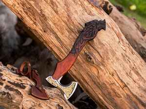 Hacha Vikinga Hecha a Mano Personalizada OEM, Forjada Industrialmente, con un Hermoso Diseño, Mango de Madera Tallado y Funda de Acero al Carbono - Product Image 3