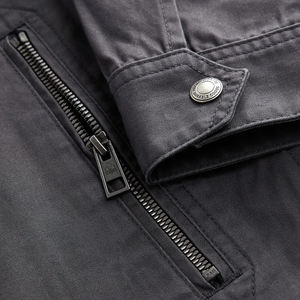 Chaqueta Térmica Cargo para Hombre con Bordado de Logotipo Personalizado – Abrigo Utilitario Cálido y Resistente para Invierno y Uso al Aire Libre - Product Image 6