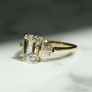 แหวนหมั้นเพชรมอยส์ซอไนต์ตัดมรกตพร้อมรัศมีที่ซ่อนอยู่สง่างามและเป็นอมตะแหวนตัดมรกตสำหรับโอกาสพิเศษ - Product Image 3