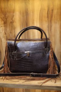กระเป๋าถือหนังแท้ลายจระเข้ทำมือ พร้อมพู่ตกแต่งและตัวล็อค - Product Image 1