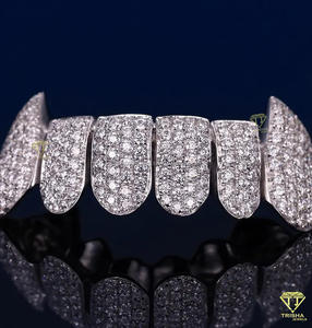 Grillz Personalizados de Plata con Moissanita VVS, Chapados en Oro Blanco, Estilo Fang, Totalmente Cubiertos de Piedras, Kit de Moldeo Gratuito, Regalo para Él - Product Image 3