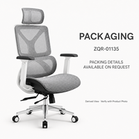 Chaise de bureau gris entièrement en maille avec cadre blanc, support lombaire divisé, appui-tête et base à roulettes polies pour mobilier de bureau