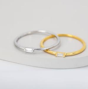 Anillo Minimalista de Plata de Ley con Circonita Cúbica en Forma de Baguette, en Plata o Oro - Product Image 1